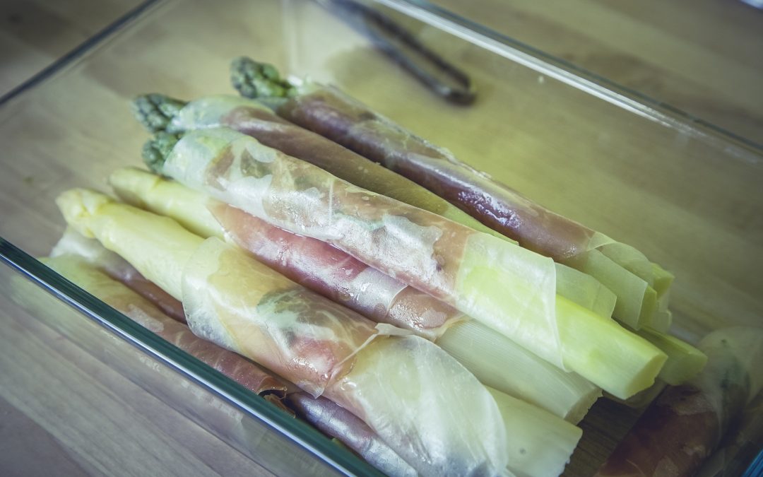 Grüner Spargel im Mangaliza-Rohschinkenmantel auf Bärlauchpesto