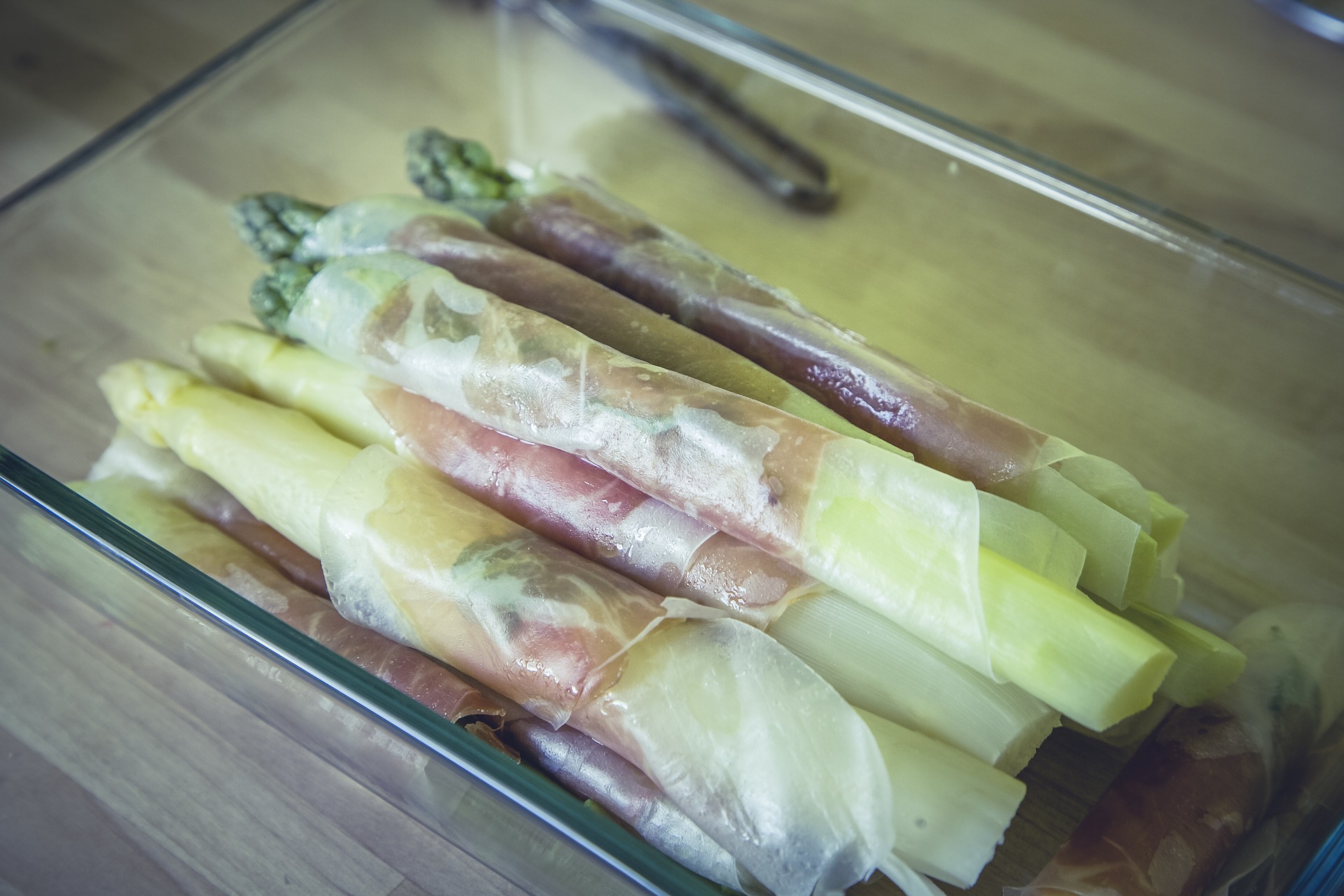 Grüner Spargel im Mangaliza-Rohschinkenmantel auf Bärlauchpesto